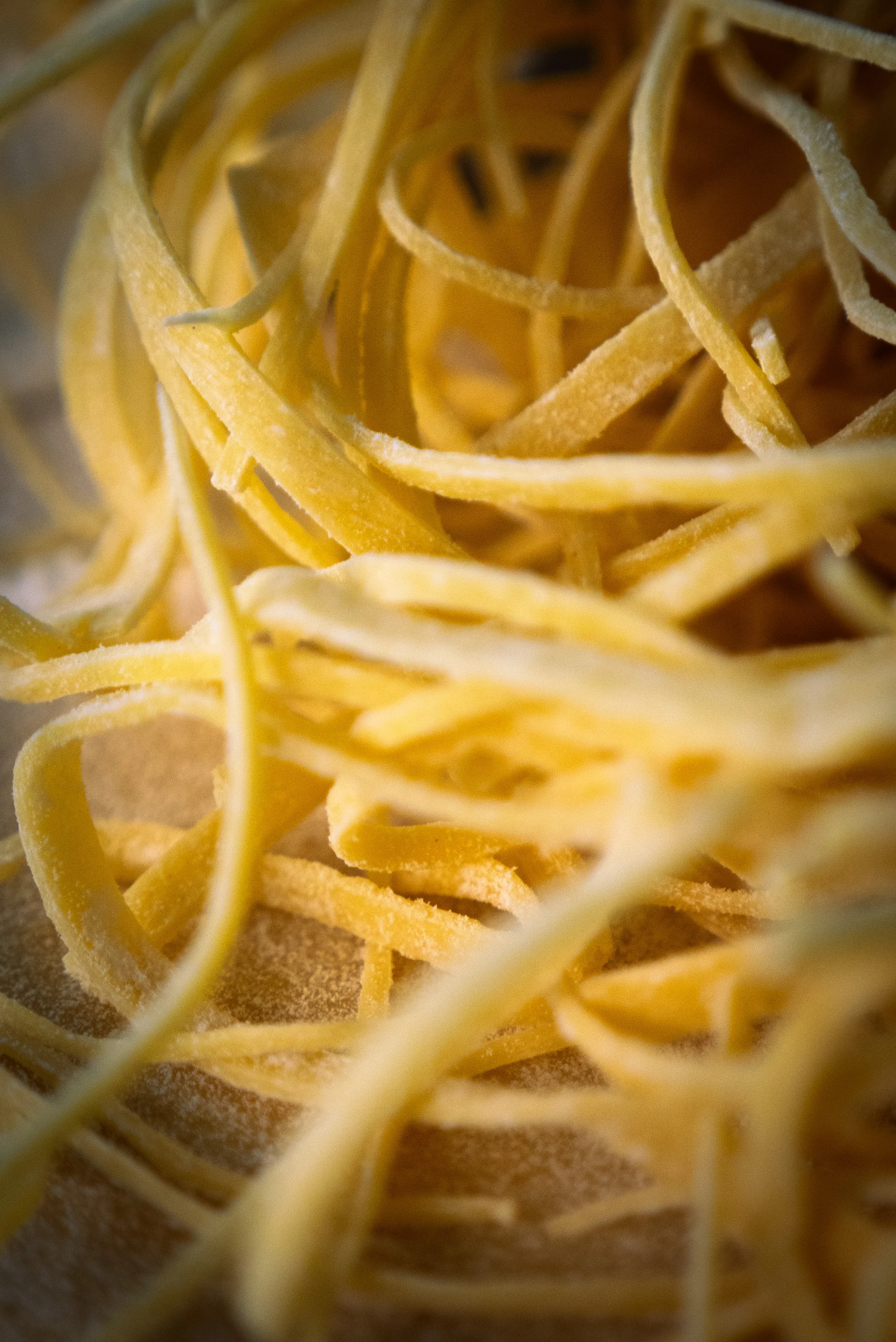 Dettaglio della consistenza e del colore della pasta all'uovo
