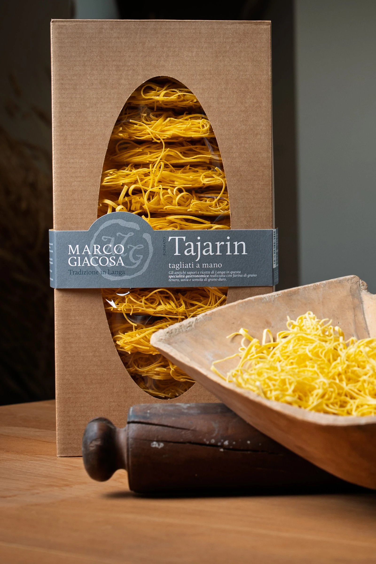 Confezione di Tajarin Marco Giacosa accanto al prodotto appena lavorato