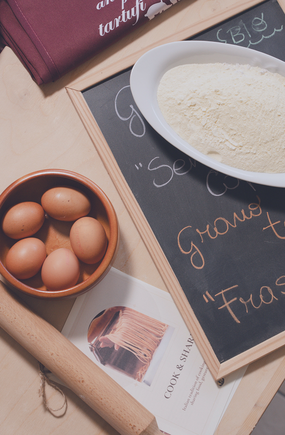 Farina, uova e strumenti per preparare la pasta